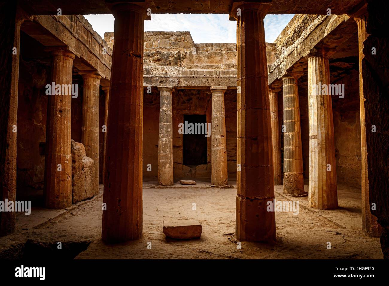 Un lugar con muchos pilares clásicos griegos. Tumbas del panteón de los