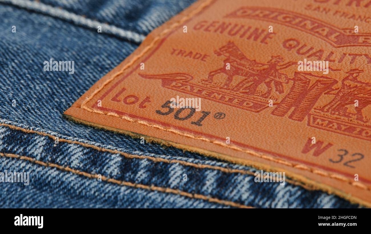 Primeros planos de los nuevos jeans LEVI'S 501. Primer plano con costuras y  textura vaquera. Modelo clásico de vaqueros. LEVI'S es una marca comercial  de Levi Strauss and Co Fotografía de stock -