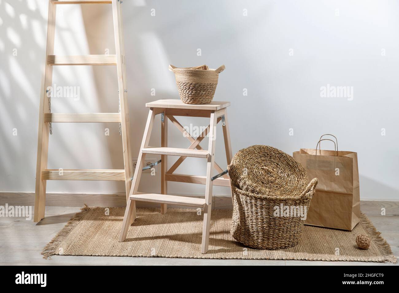 Cuarto de almacenaje. Escaleras de madera, cestas de mimbre en una  alfombra. Espacio de copia. Lugar para el texto. Espacio de copia  Fotografía de stock - Alamy