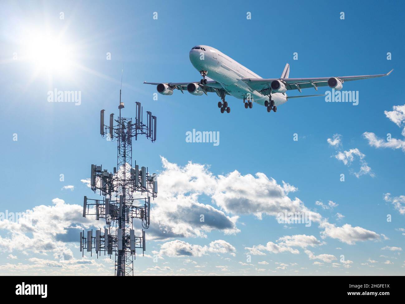 Torre celular móvil con frecuencias de 5G en banda C con aterrizaje de aviones. Disputa con aerolíneas por interferencias entre dispositivos inalámbricos y altímetro de avión Foto de stock