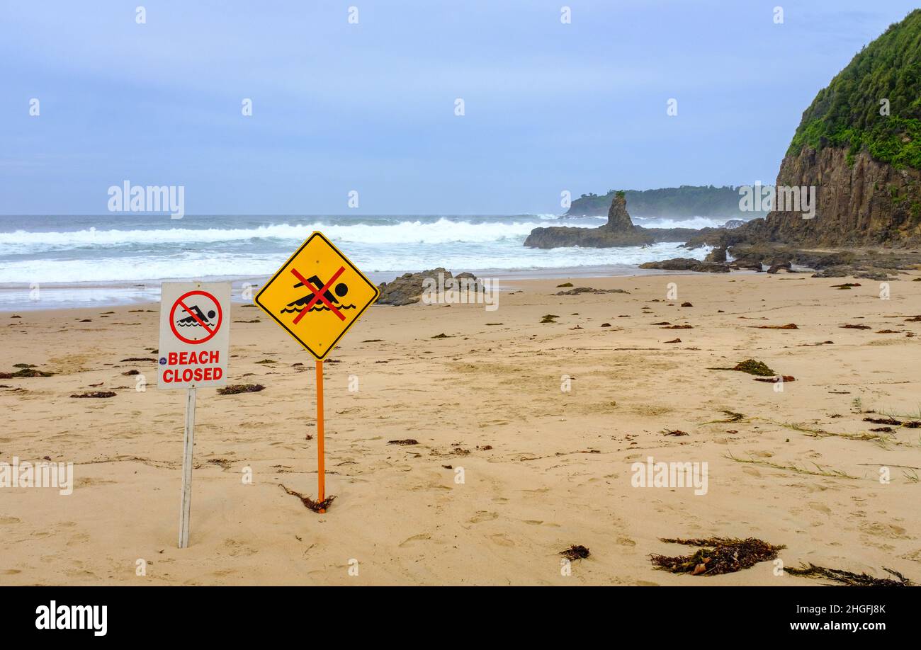 Señales de playa cerradas en la playa debido a la advertencia de tsunami y mares ásperos después del terremoto Jones Beach, Kiama Heights, NSW, Australia Foto de stock