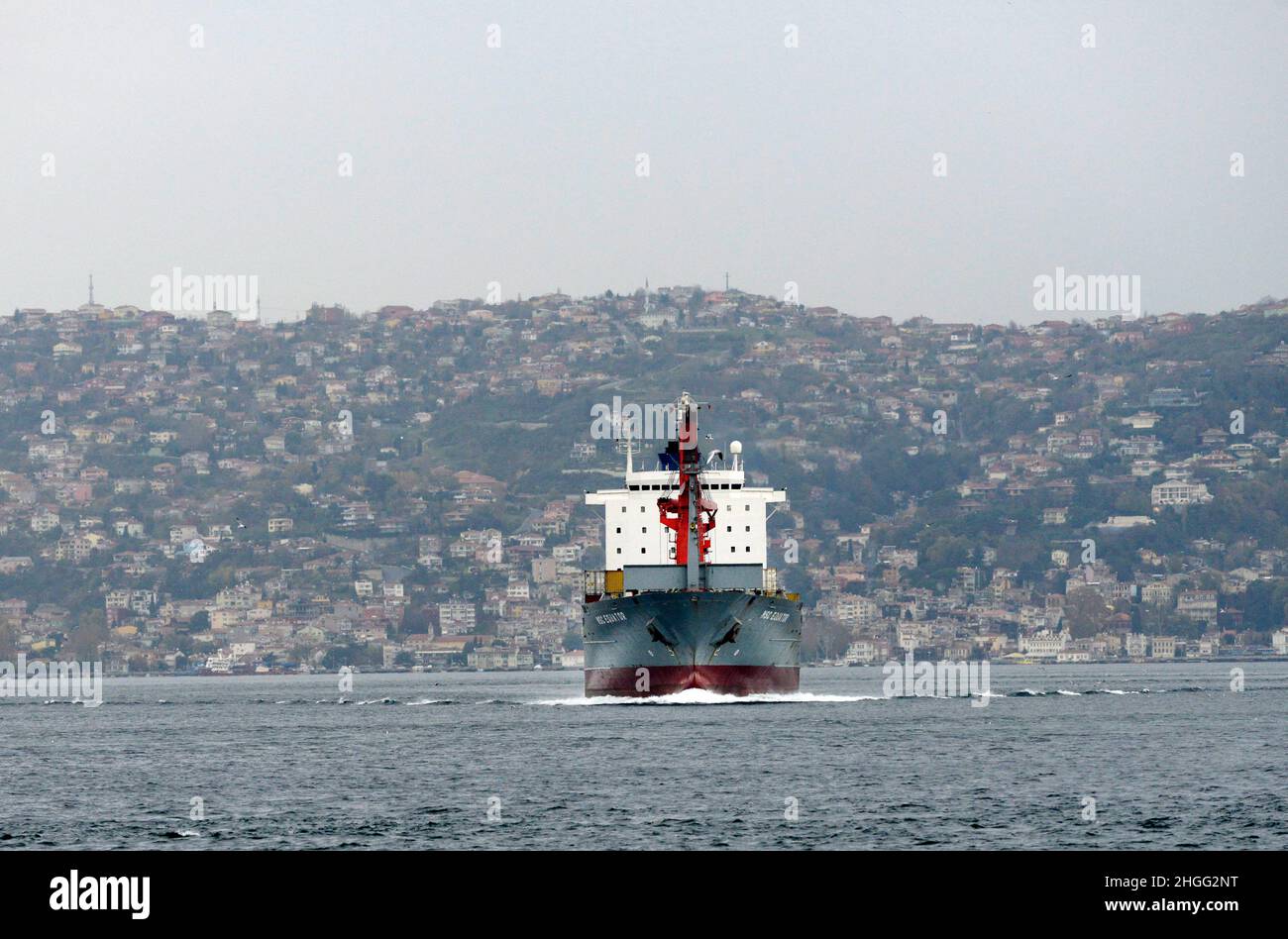 Buques que cruzan el estrecho del Bósforo en Estambul, Turquía. Foto de stock
