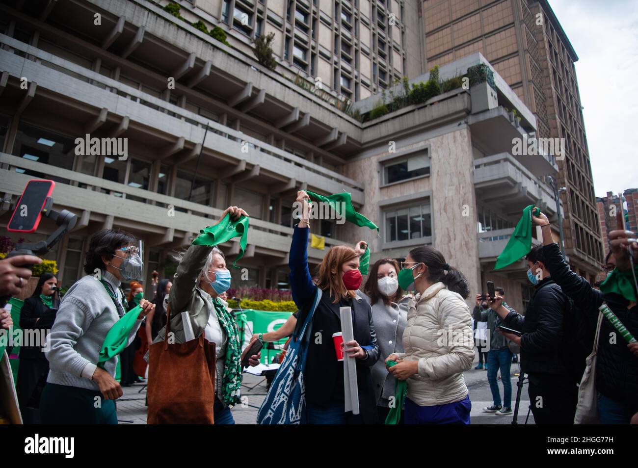 Las mujeres se manifiestan en apoyo de la despenalización de los abortos fuera de la Casa de la Corte Constitucional Colombiana en Bogotá, Colombia, el 20 de enero, Foto de stock