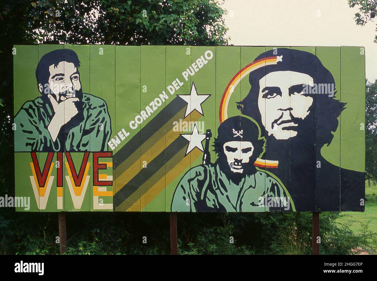Cuba: 'Vive en el corazón del pueblo', un cartel del Che Guevara en las afueras de un pequeño pueblo de la provincia de Matanzas. Mientras vivía en la Ciudad de México, Che Guevara (1928 - 1967) conoció a Raúl y Fidel Castro, se unió a su Movimiento del 26th de julio, y navegó a Cuba a bordo del yate Granma, con la intención de derrocar al dictador cubano Fulgencio Batista, respaldado por Estados Unidos. Guevara se elevó a la prominencia entre los insurgentes, fue ascendido a segundo al mando, y jugó un papel fundamental en la victoriosa campaña guerrillera de dos años que depuso al régimen de Batista. Foto de stock