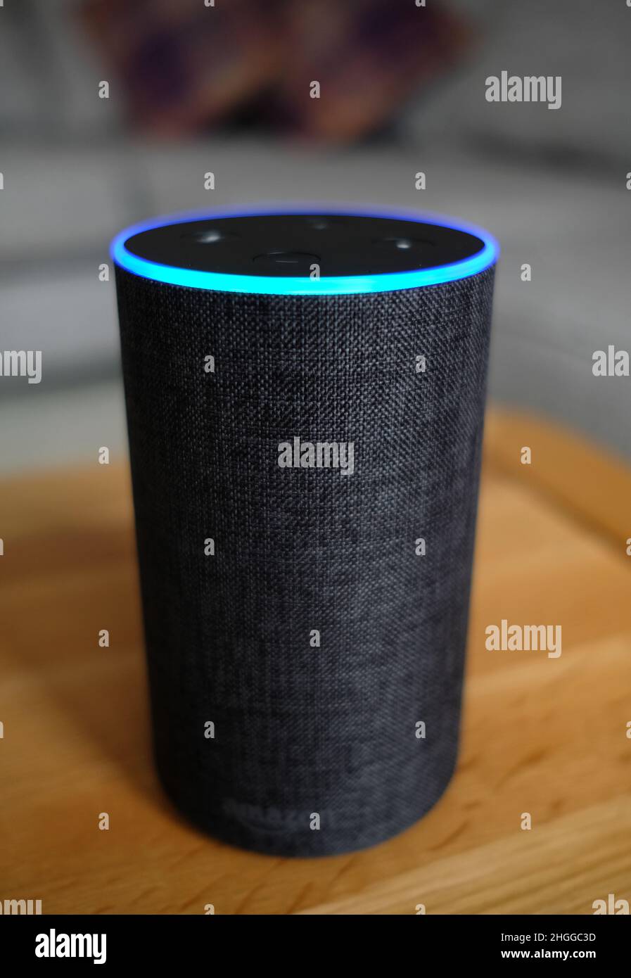 Alexa, el asistente virtual de , llega a España con sus altavoces  inteligentes Echo