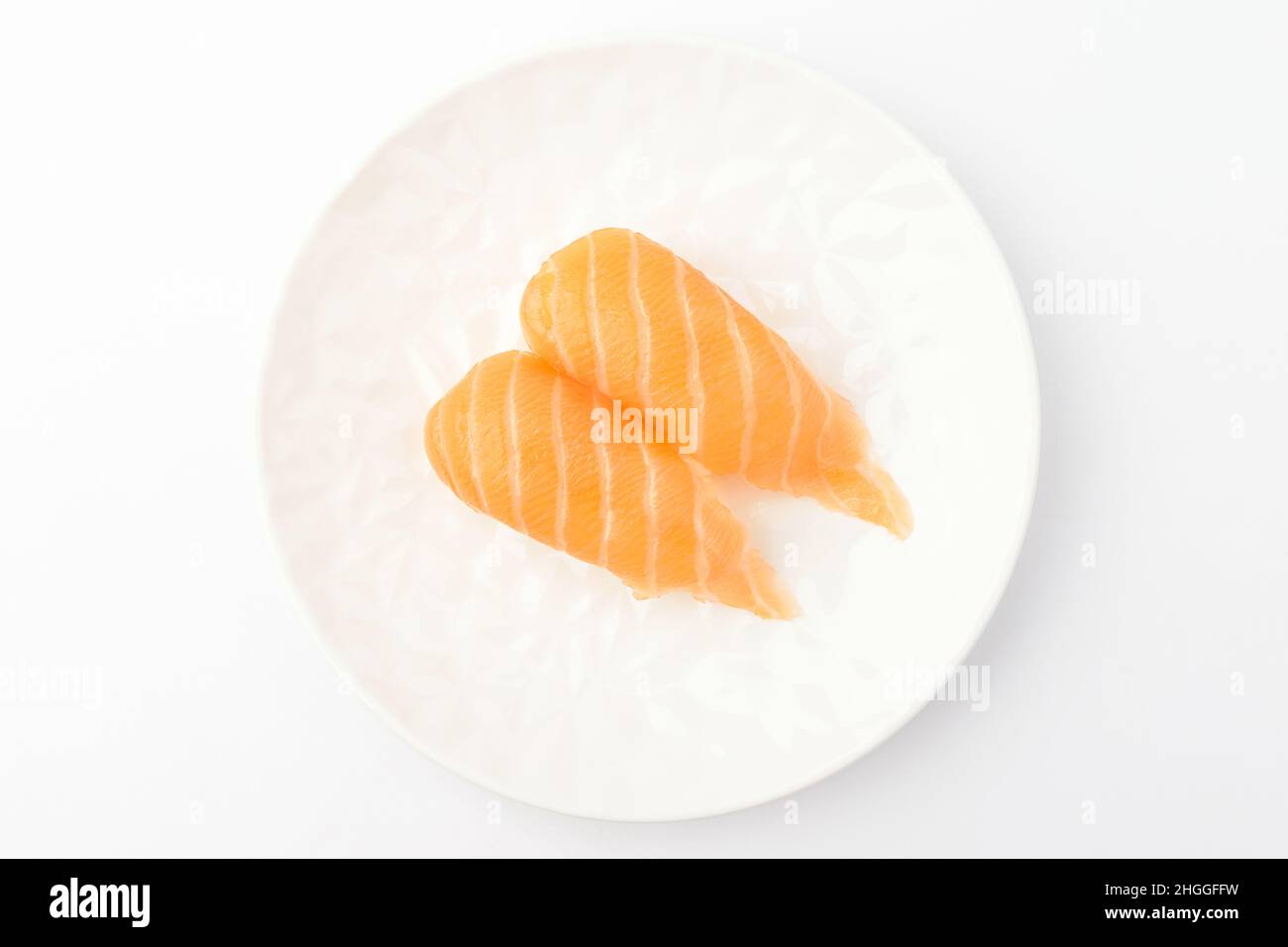 Alimentos elaborados con salmón crudo y arroz. Cultura alimentaria