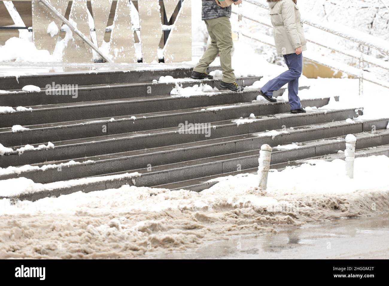 Escaleras nevadas y heladas en frente del mercado y lugar público Foto de stock