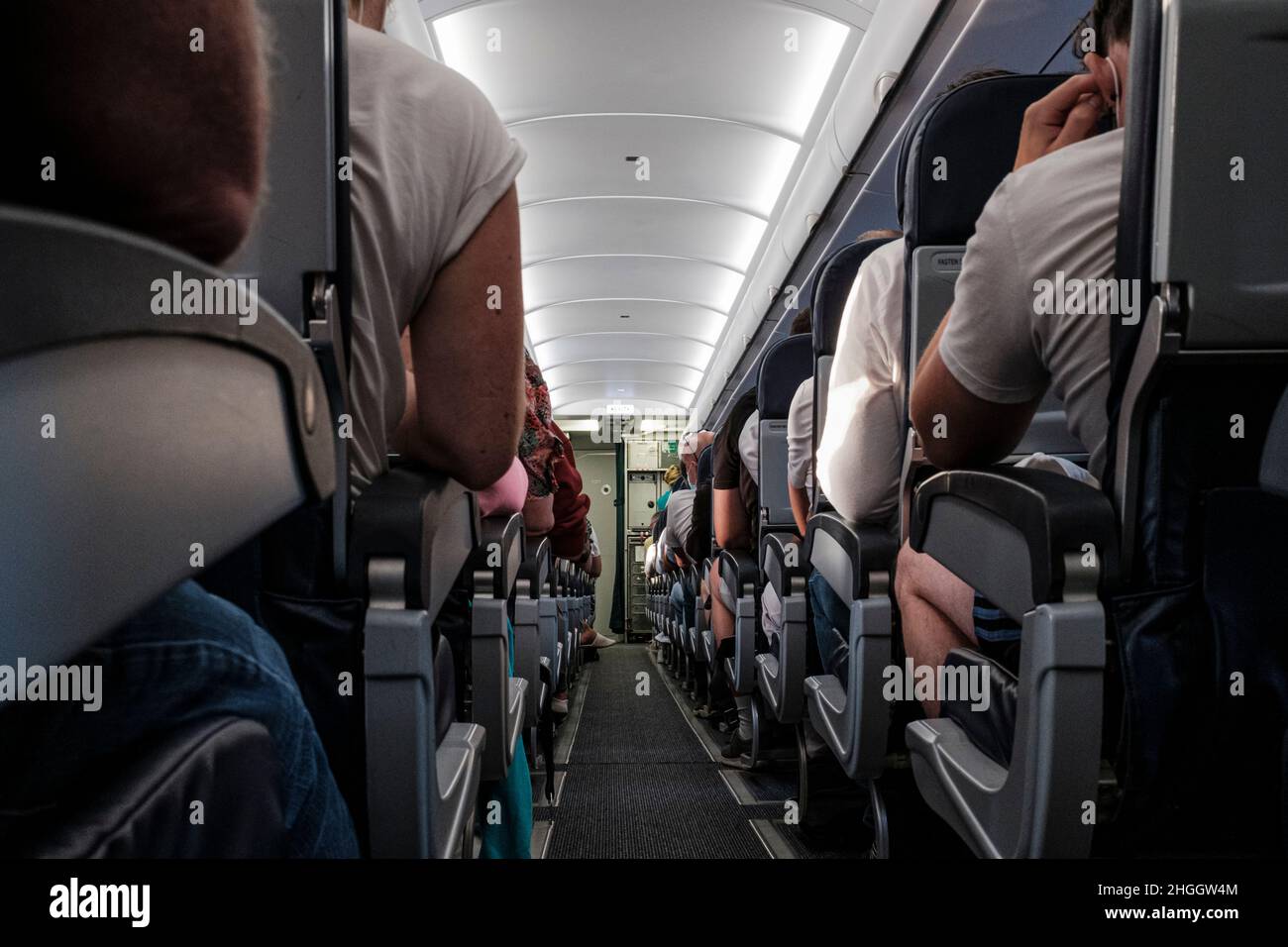 Vista de bajo nivel a lo largo del pasillo en la cabina de un avión Aer Lingus Airbus A320. Foto de stock