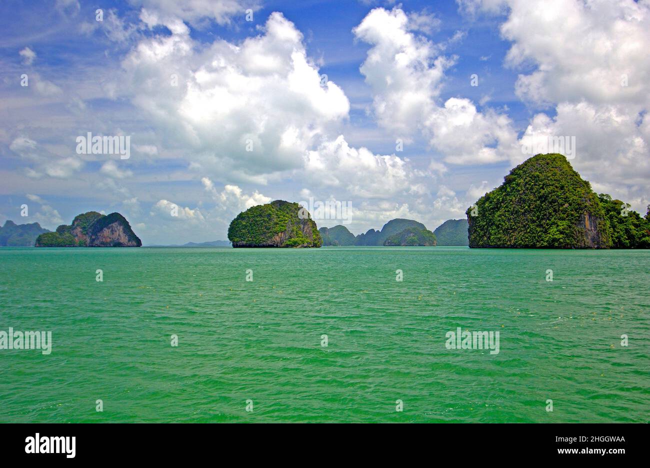 Formación de rocas en la región de Phang Nga en el sur de Tailandia, Tailandia Foto de stock