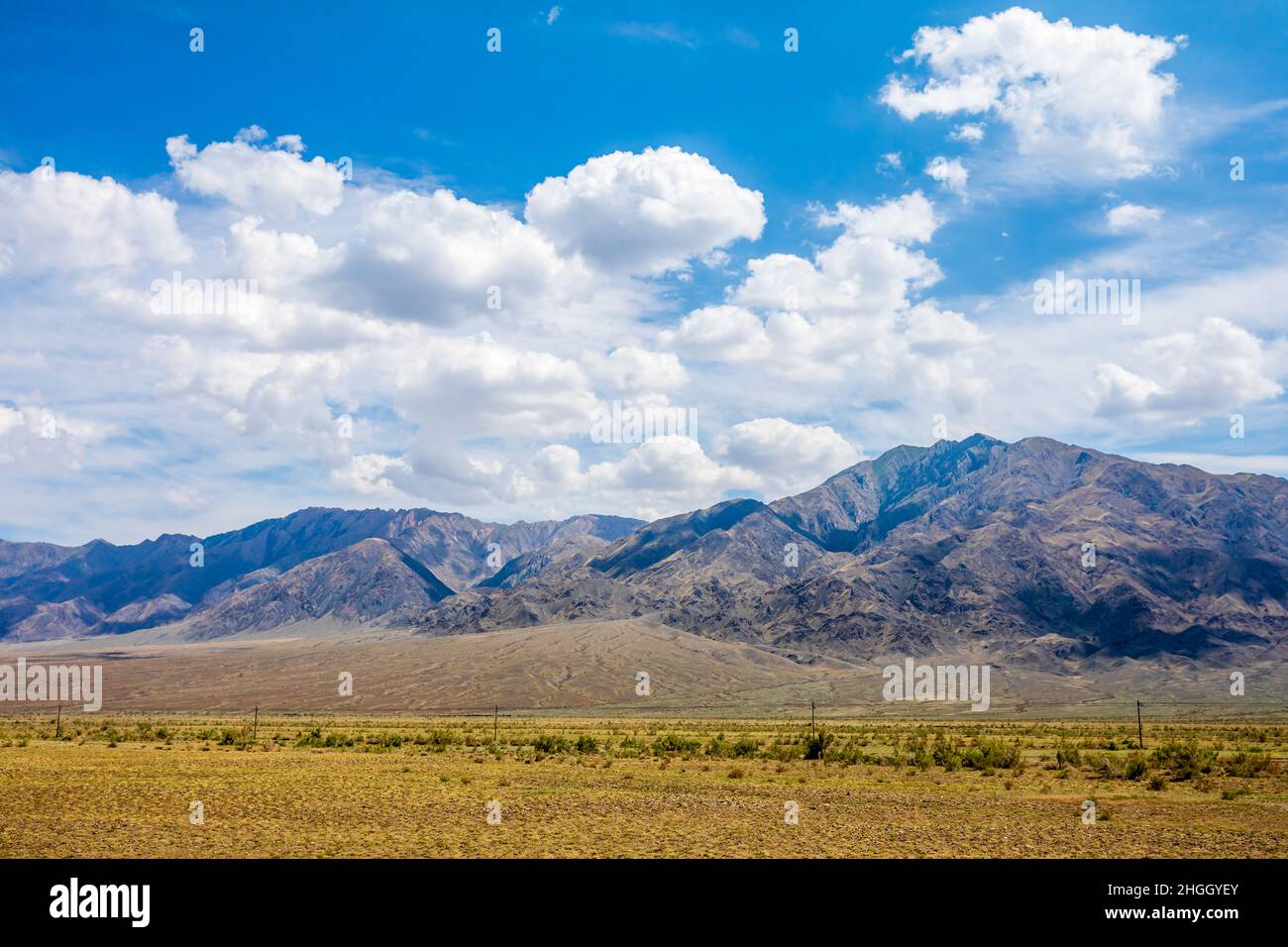 Xinjiang pradera y paisaje de montaña en la temporada de otoño, China. Foto de stock