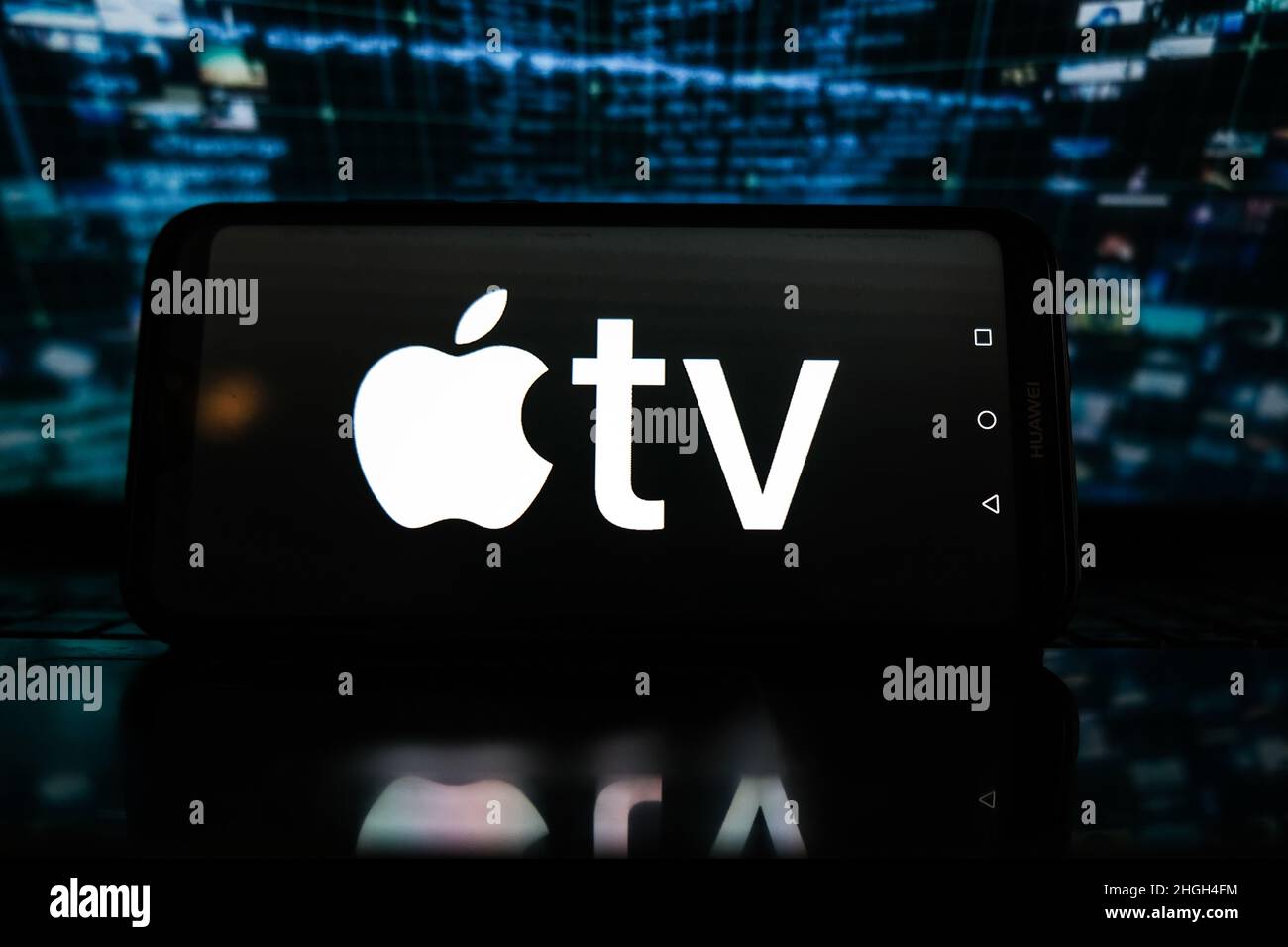 Polonia. 21st de Ene de 2022. En esta ilustración de la foto, se muestra un  logotipo de Apple TV en un smartphone con porcentajes de mercado de valores  en segundo plano. (Foto