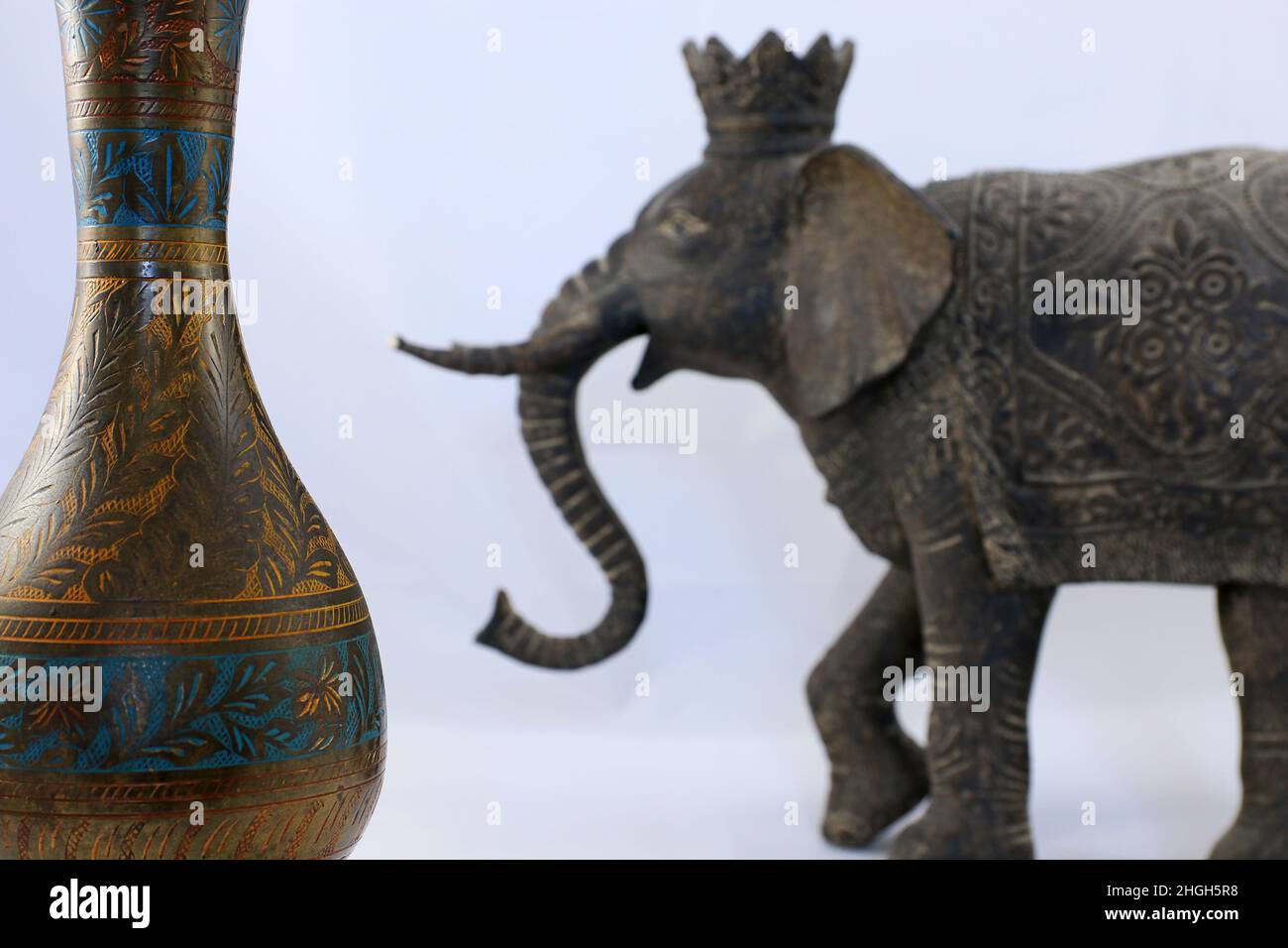 Antiguo jarrón de cobre indio y elefante Foto de stock