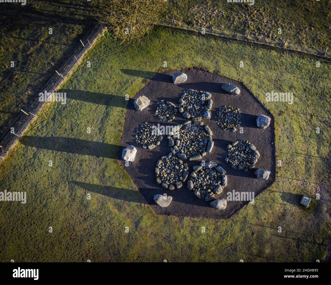 Vista aérea del Círculo de Piedra de Cullerlie, también conocido como las piedras permanentes de Echt, un monumento de la edad de bronce en Echt en Aberdeenshire, Escocia Foto de stock