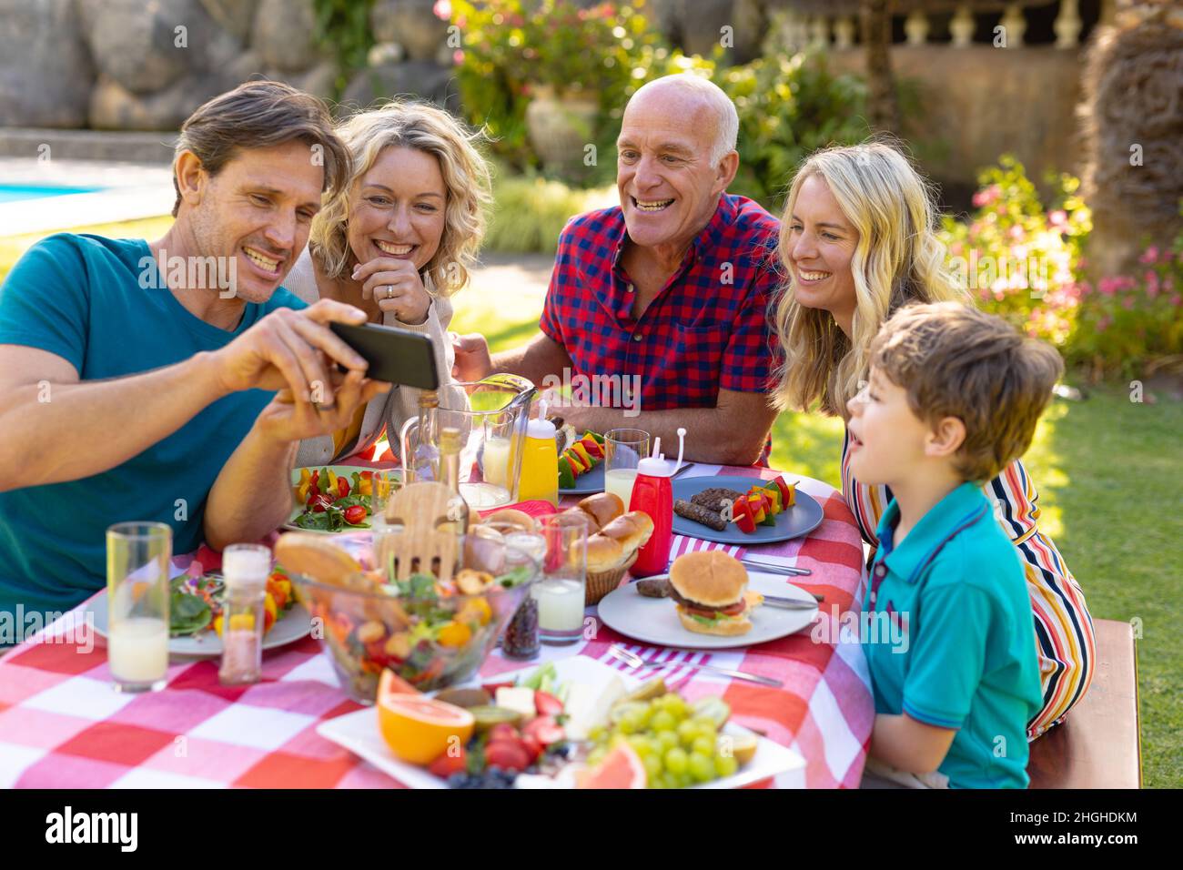 Familia compartiendo fotografías e imágenes de alta resolución - Alamy