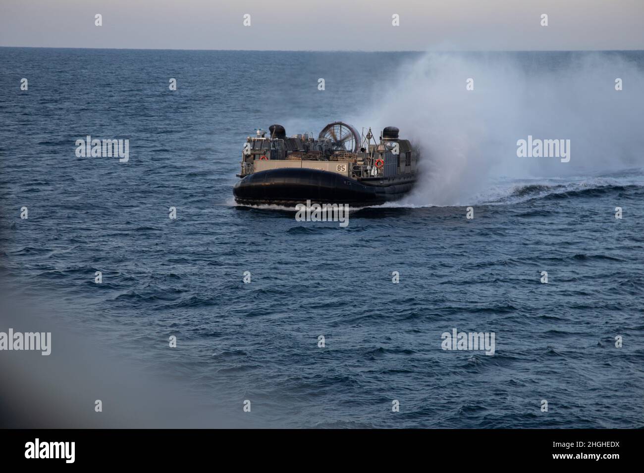 Una nave de aterrizaje de la Marina de los Estados Unidos, con una unidad de Artesanía de Asalto 4, transporta el Elemento de Combate Terrestre de la Unidad Expedicionaria Marina de 22nd al buque anfibio de asalto USS Kearsarge (LHD 3), para el Ejercicio de la Unidad de Entrenamiento Compuesto (COMPTUEX), 15 de enero de 2022. COMPTUEX es el último período en el mar del Programa de Formación de Predespliegue ARG/MEU. COMPTUEX es el paso final de certificación ante el equipo ARG/MEU para demostrar su disposición a desplegarse. Foto de stock