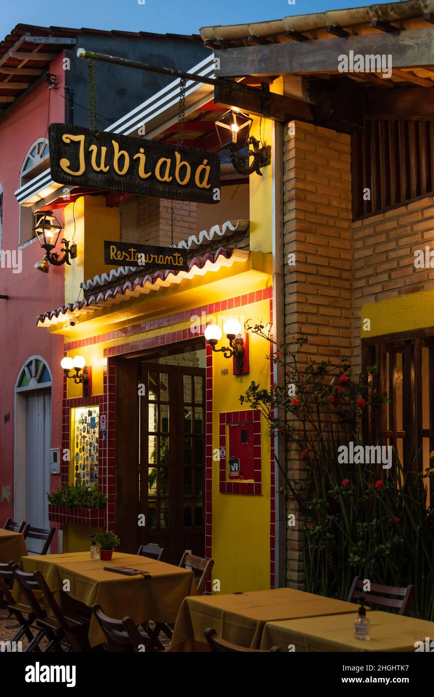 Edificio exterior del restaurante Jubiabá con paredes amarillas y de ladrillo en Beco das Garrafas, Prado, Bahia, Brasil. Foto de stock