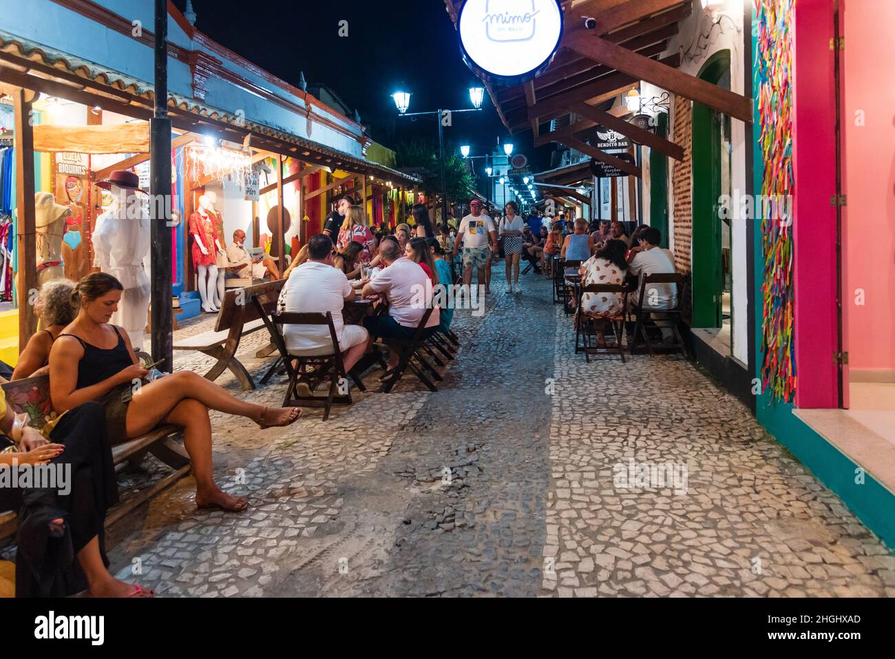 Vida nocturna en Beco das Garrafas en Prado, Bahía, Brasil. Foto de stock