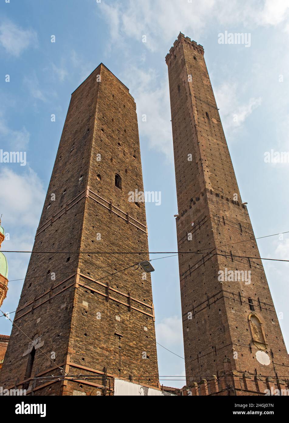 Dos Torres (Le Due torri, Asinelli y la Torre Garisenda), Bolonia, Italia Foto de stock