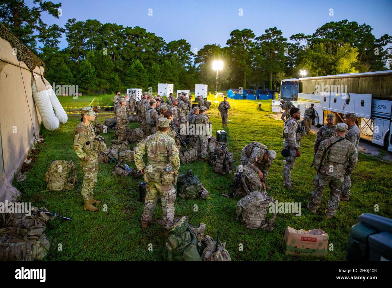 Los paracaidistas asignados a la División Aerotransportada de 82nd se movilizan en la Base Conjunta de Charleston, Carolina del Sur, 13 de agosto de 2021. El 82nd ABN. División se desplegó rápidamente durante una operación con el Comando Central de los Estados Unidos. Foto de stock