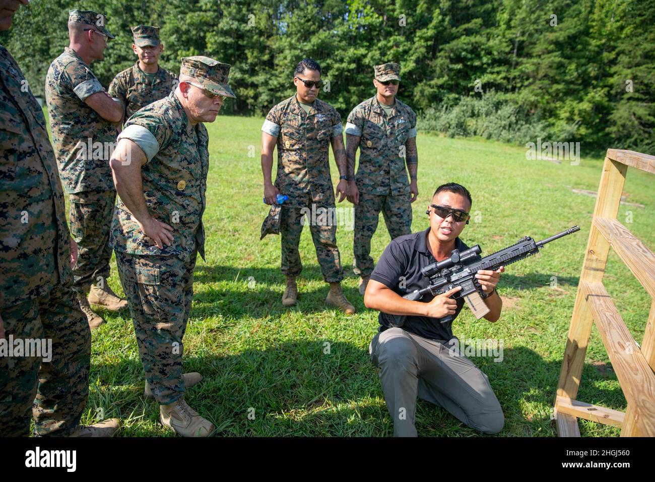 Un miembro del equipo de tiro del Cuerpo de Infantería explica diferentes técnicas de estabilización con el fusil automático de infantería M27 durante un campo de fuego vivo en el Batallón de Entrenamiento de Armas, Base del Cuerpo de Infantería de Marina Quantico, Virginia, 12 de agosto de 2021. El equipo de tiro del Cuerpo de Infantería recibió entrenamiento práctico con el fusil automático de infantería de M27 con el riflescope Leupold TS-30A2 Mark 4 MR/T para echar un vistazo a la nueva calificación anual de fusil. El sargento mayor del Simposio del Cuerpo de Marines proporcionó la gama para sargentos mayores, sargentos maestros y jefes maestros de comando de la Marina de los Estados Unidos, como parte de una semana de duración Foto de stock