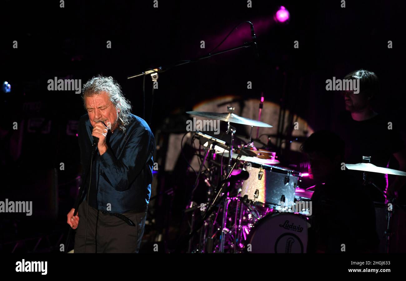 Robert Plant y los sensacionales Shifters del Espacio se GIG en el Civic Hall, Wolverhampton Foto de stock