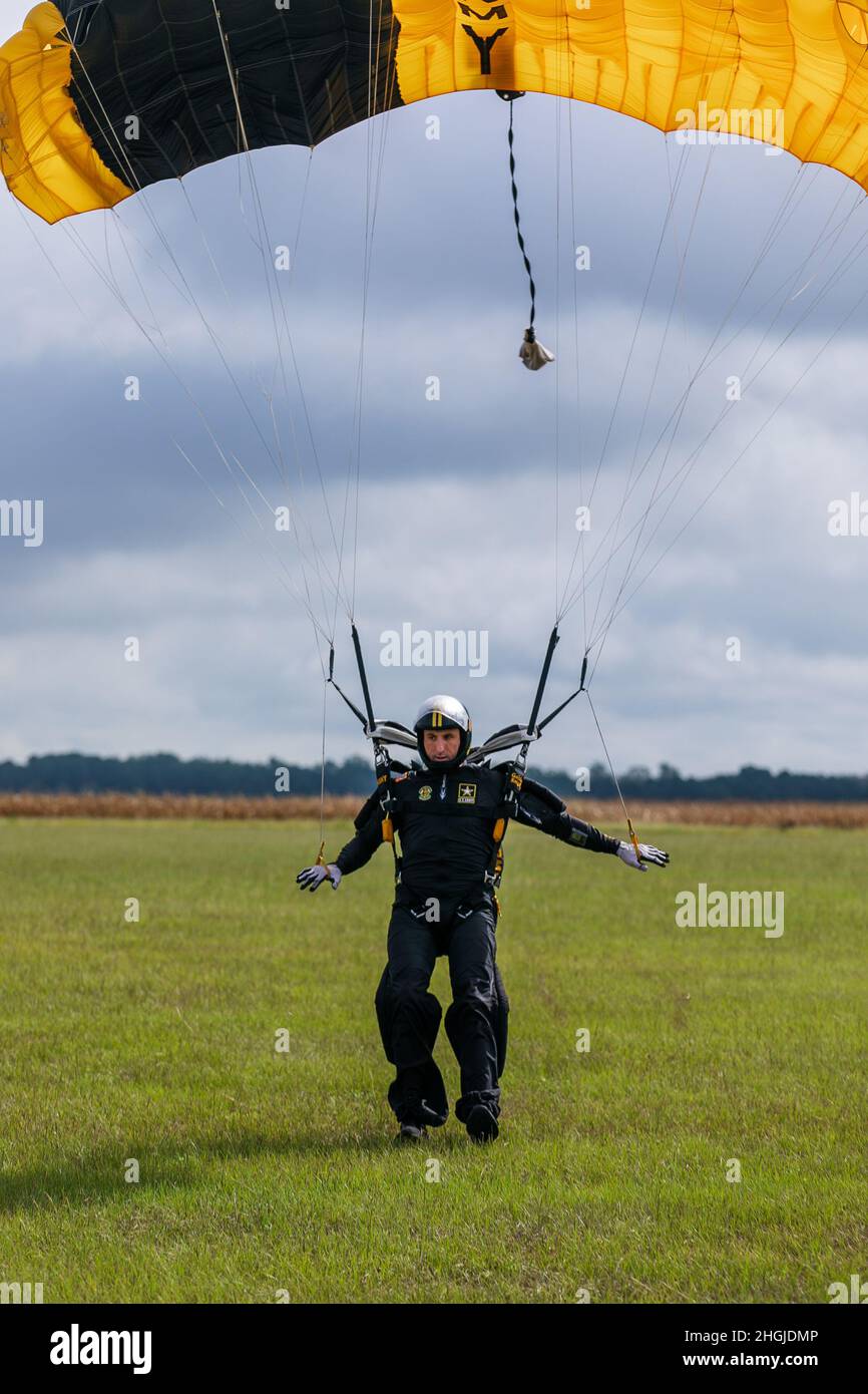 Sgt. Del Ejército de los Estados Unidos 1st Clase Andrew Starr, Equipo de paracaidismo del Ejército de los Estados Unidos, realiza un aterrizaje en paracaídas en las instalaciones de entrenamiento del equipo cerca de Fort Bragg, Carolina del Norte, el 19 de agosto de 2021. Foto de stock