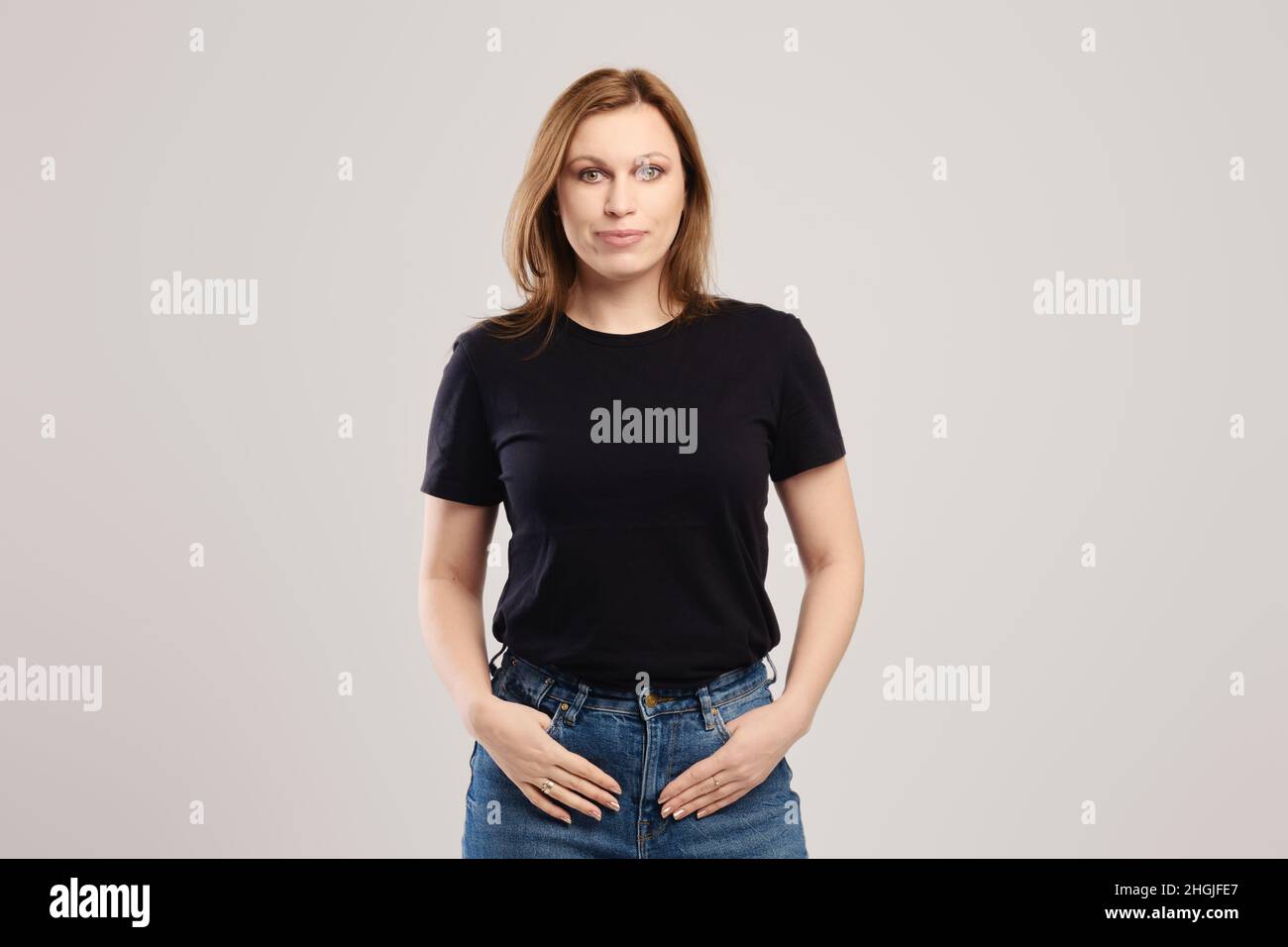 Mujer Joven Posando En Jeans Y Camiseta Fotos e Imágenes de stock - Alamy