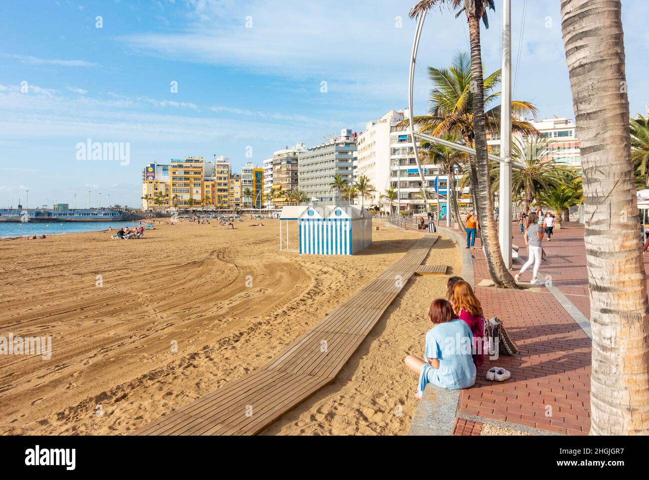 Las Palmas, Gran Canaria, Islas Canarias, España. 21st de enero de 2022.  Turistas, muchos del Reino Unido, disfrutando del sol glorioso en la playa  de la ciudad en Las Palmas en Gran