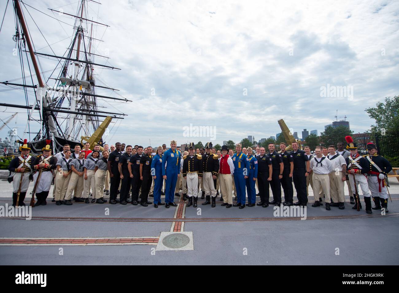 BOSTON (Agosto 31, 2021) Los miembros de la tripulación del Escuadrón de Demostración de Vuelo de la Marina de los Estados Unidos, los Blue Angels y la USS Constitution posan para una foto de grupo delante del barco. USS Constitution, es el buque de guerra encargado más antiguo del mundo a flote, y jugó un papel crucial en las Guerras de Barbary y la Guerra de 1812, defendiendo activamente las vías marítimas de 1797 a 1855. Durante las operaciones normales, los marineros en servicio activo estacionados a bordo del USS Constitution ofrecen tours gratuitos y visitas públicas a más de 600.000 personas al año, ya que apoyan la misión del barco de promover la historia y el mar de la Marina Foto de stock