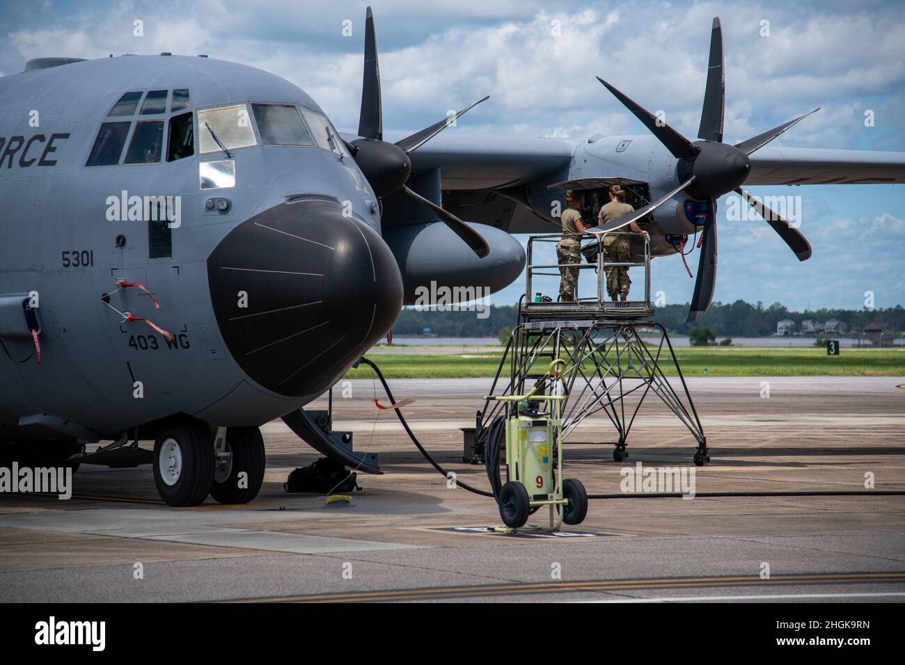 Los miembros del Escuadrón de Mantenimiento de Aeronaves 403rd en la Base de la Fuerza Aérea Keesler, Misisipí, tienden a un WC-130J asignado al Escuadrón de Reconocimiento del Clima 53rd después de que regresaran a Keesler desde San Antonio el 31 de agosto de 2021. Foto de stock