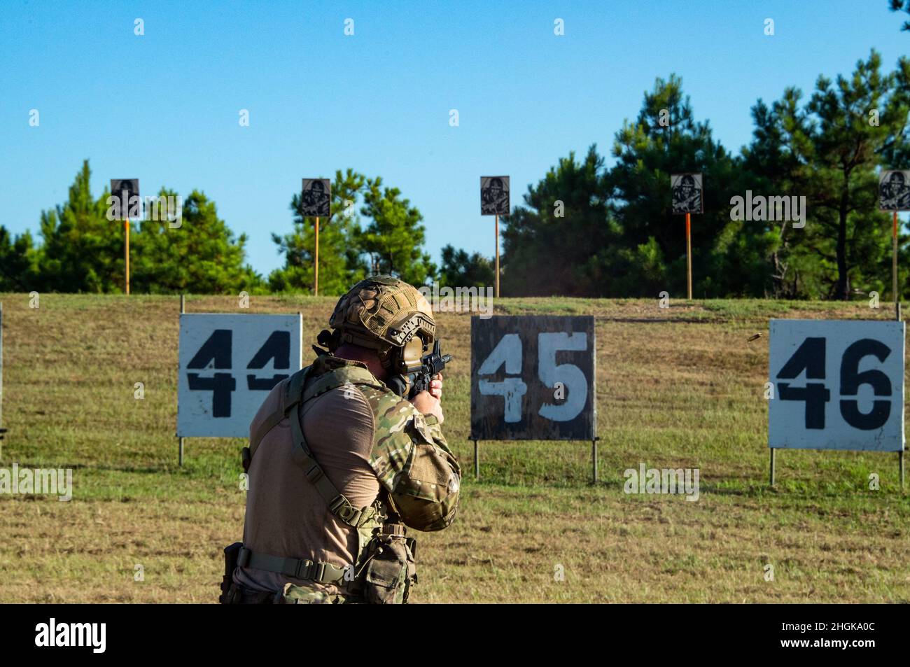 Un competidor dispara a su blanco desde la línea de 25 yardas durante el partido de asalto delantero del fusil de combate del Winston P. Wilson de 50th y el campeonato de habilidad de las fuerzas armadas en armas de 30th, organizado por el Centro de entrenamiento de la guardia nacional, celebrado en el Centro de entrenamiento de maniobras conjuntas Robinson, North Little Rock, Ark. El 31 de agosto de 2021. Foto de stock