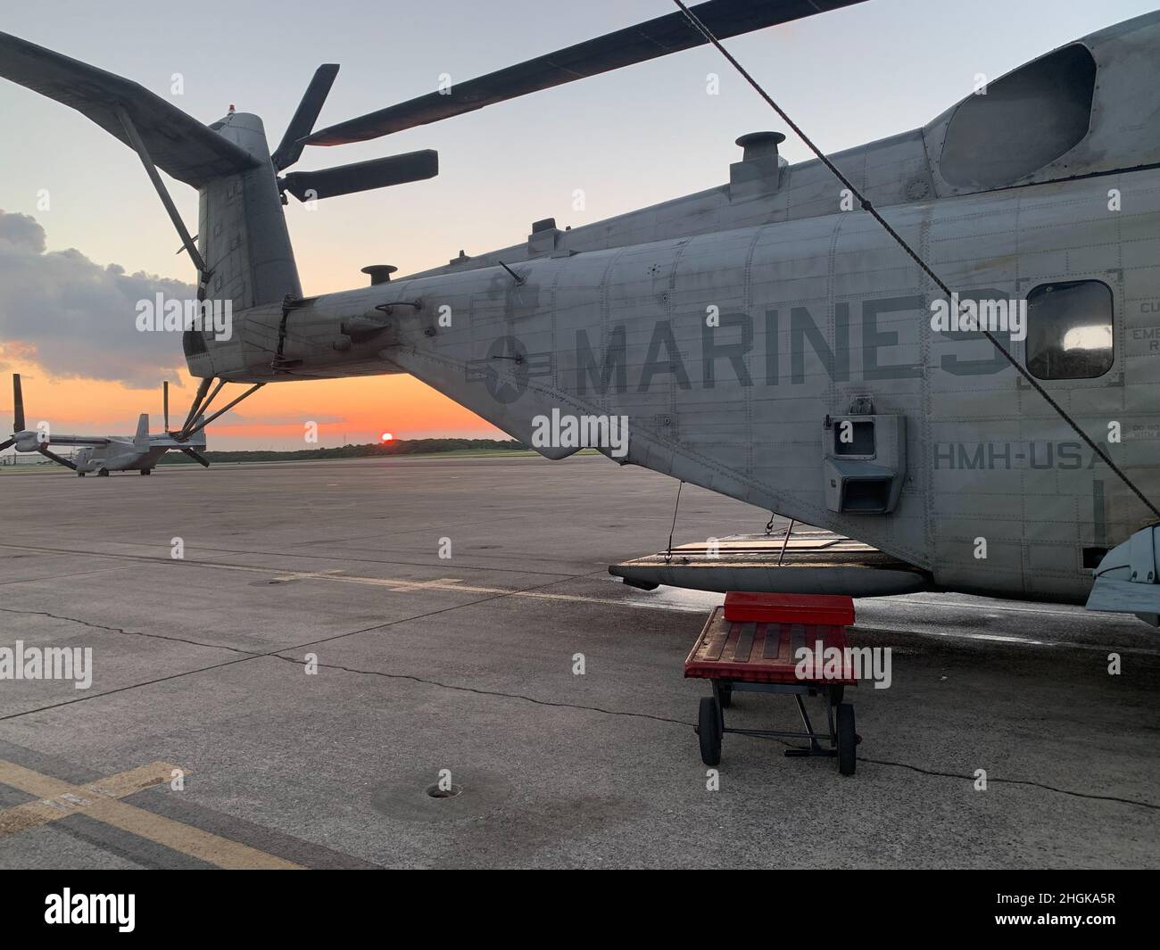 U.S. Marine Corps Cpl. Levi Dalton, un mecánico de la planta de potencia CH-53E con el Escuadrón de Helicópteros Pesados Marines (HMH) 462, supervisa un procedimiento de comprobación de par de la cabeza del rotor principal en un CH-53E en la Estación Aérea del Cuerpo de Marina de Futenma, Japón, 31 de agosto de 2021. Dalton es un representante de garantía de calidad de servicio colateral para HMH-462 y realizó la comprobación del par cuando la aeronave realizó 2 horas de vuelo después de sustituir el cabezal del rotor. Foto de stock