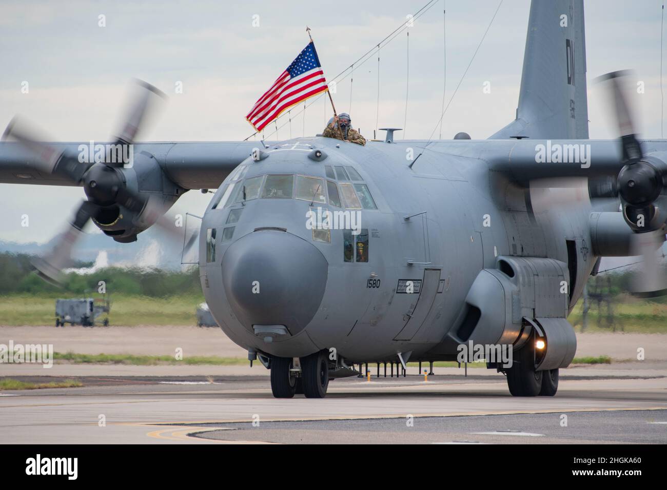 Una llamada de brújula EC-130H de la Fuerza Aérea de los Estados Unidos está bajando por la pista en la Base de la Fuerza Aérea Davis-Monthan, Arizona, 31 de agosto de 2021. El ECG 55th, una unidad geográficamente separada de Ofhutt AFB, Nebraska, es la única unidad de llamada Compass en la Fuerza Aérea. Foto de stock
