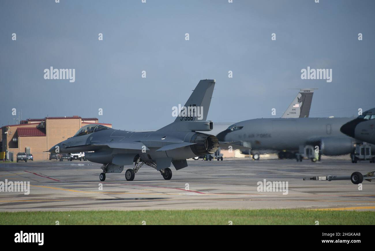 Un RNLAF F F F-16 de la Real Fuerza Aérea de Holanda en la pista de aterrizaje en el Ala de Reabastecimiento Aéreo 185th en Sioux City, Iowa el 31 de agosto de 2021. Este F-16 está siendo volado de vuelta al ala de operaciones 162nd en Tucson, Arizona, después de ser pintado en la instalación de pintura de la Guardia Nacional Aérea. Foto de stock