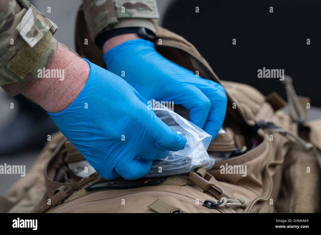 Master de la Fuerza Aérea de los Estados Unidos Sgt. Jeffrey Tremel, preso de la defensa de la guerra/desaparecido en la agencia de contabilidad de la acción técnico médico independiente, busca su mochila para la medicina en la base aérea de Ramstein, Alemania, 31 de agosto de 2021. Ramstein proporciona alojamiento seguro y temporal a los evacuados calificados de Afganistán como parte de la misión del Refugio de la Operación Aliados en el transcurso de las próximas semanas. Los técnicos médicos proporcionan medicamentos y ayuda para lesiones o enfermedades mientras los evacuados con necesidades médicas más graves son transportados al Centro Médico Regional de Landstuhl para su tratamiento. Foto de stock