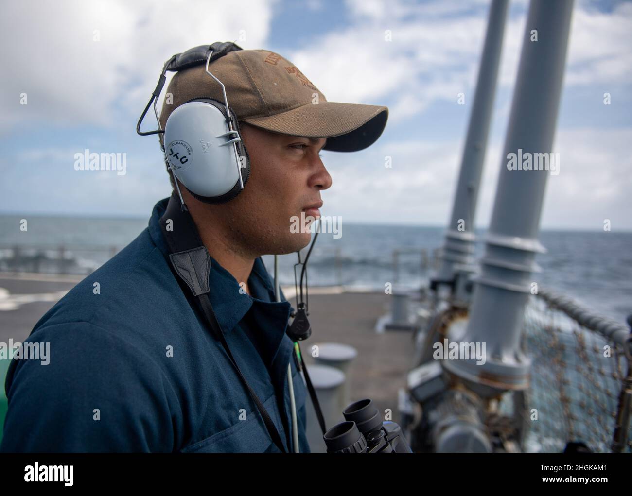 210831-N-MR124-1003 SOUTH CHINA SEA (AGOSTO 31, 2021) Seaman Waldy Martinez, de Orlando, Fla., se levanta a bordo del destructor de misiles guiados USS O’Kane (DDG 77) de Arleigh Burke. O’Kane está desplegado apoyando al Comandante de la Fuerza de Tarea (CTF) 71/Destroyer Squadron (DESRON) 15, la mayor fuerza de superficie de DESRON y la principal fuerza de superficie de la Flota de los Estados Unidos 7th desplegada hacia adelante de la Marina. Foto de stock