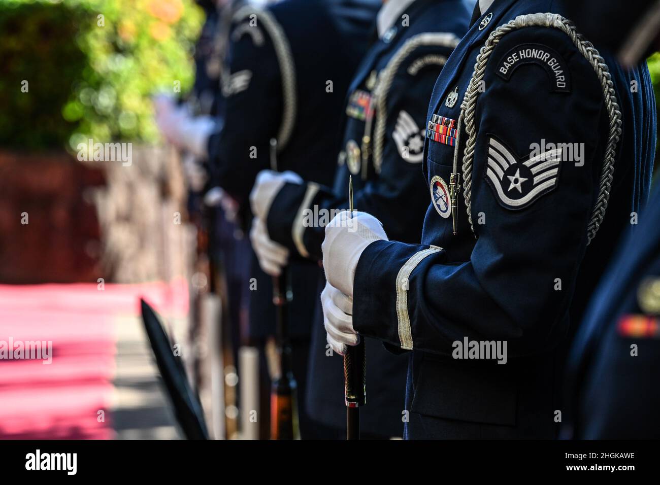 Los guardias ceremoniales de la Fuerza Aérea de los EE.UU. Del ala 15th descansan en el desfile durante la ceremonia de apertura del Simposio de los Jefes Aéreos del Pacífico 2021 en la Base Conjunta Pearl Harbor-Hickam, Hawaii, 31 de agosto de 2021. Este año se celebra la repetición del Simposio en 12th, que acogió a jefes aéreos de 15 países y consistió en varias presentaciones y debates de grupos que abarcaron temas que van desde la asistencia humanitaria y el socorro en casos de desastre, la concienciación sobre los dominios, las operaciones multidominio y la interoperabilidad. Foto de stock