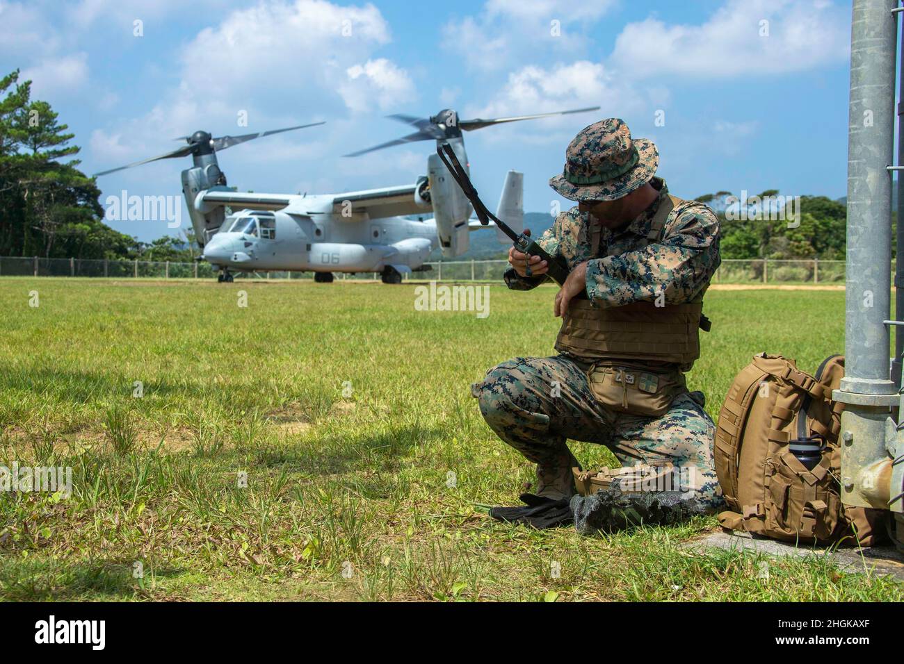 Sgt. Del Estado Mayor del Cuerpo de Infantería de Marina de los Devon Wheeler, un rifleman asignado a 2D Batallón, 3D Marines, 3D División Marina, establece comunicaciones durante el ejercicio de la Guerra Indo-Pacífico en el Área de Entrenamiento Norte en Okinawa, Japón, el 31 de agosto de 2021. Este ejercicio de fuerza en fuerza demostró la capacidad de apoderarse y defender el terreno marítimo clave y brindó la oportunidad de emplear técnicas para establecer rápidamente puntos de armado y reabastecimiento de combustible. 2/3 se adjunta actualmente a 4th Marines como parte del Programa de Despliegue de Unidades. Foto de stock