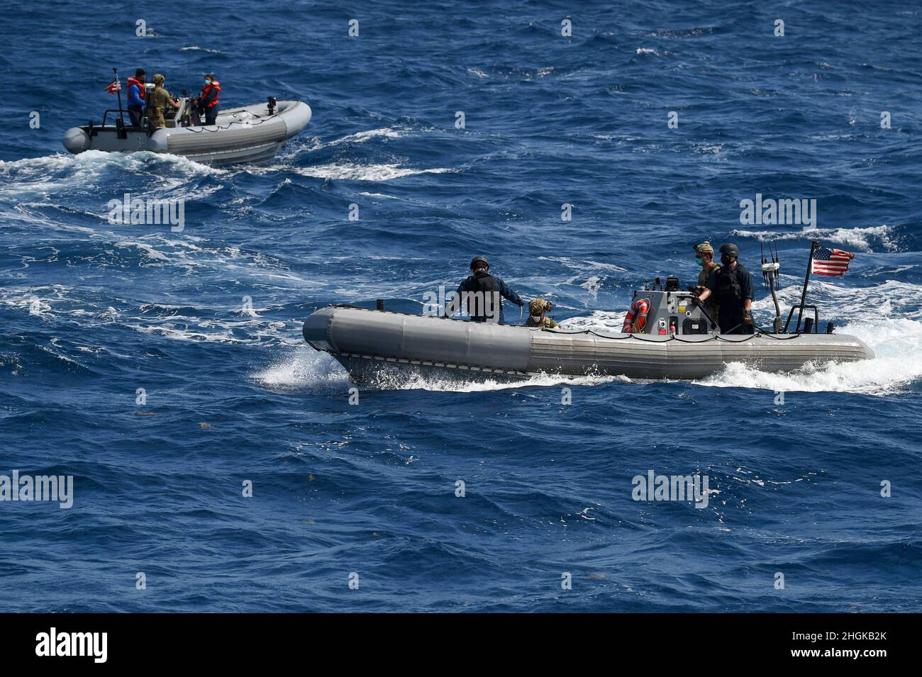 OCÉANO ATLÁNTICO (Agosto 31, 2021) Los guardacostas y marineros de los EE.UU. Maniobran barcos inflables de casco rígido durante una operación de barco pequeño a bordo del USS Forrest Sherman (DDG 98). USS Forrest Sherman (DDG 98) participa en LA FRONTERA DE SENTINEL junto con la Guardia Costera de EE.UU. Y los Aliados Canadienses para mejorar sus capacidades árticas. Foto de stock