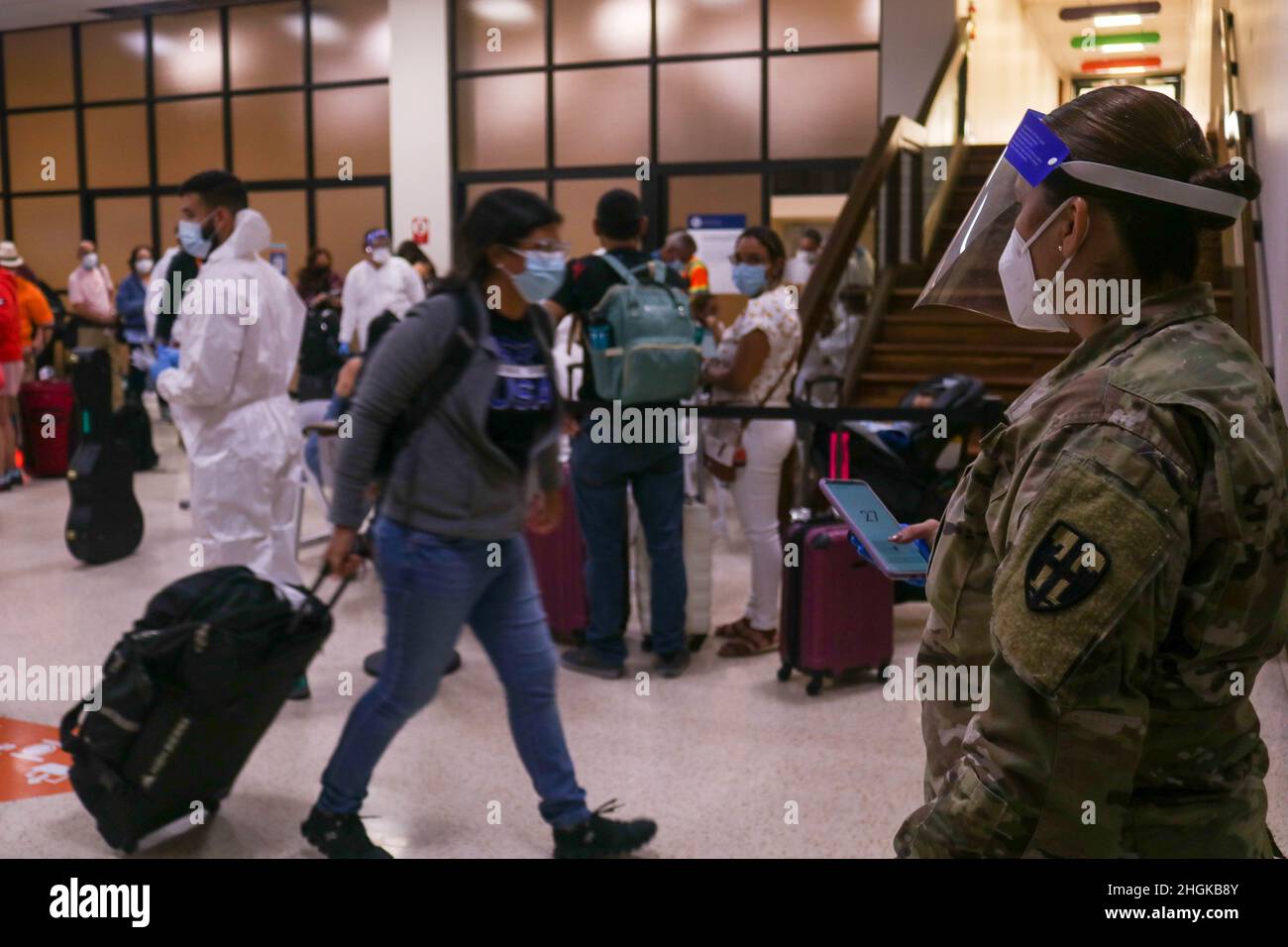 SGT. Iracema Escalera de la Guardia Nacional del Ejército de Puerto Rico supervisa las operaciones y las cuentas de los viajeros en el Aeropuerto de Mercedita en Ponce, Puerto Rico, el 30 de agosto de 2021. Los ciudadanos-soldados y los aviadores han sido el apoyo esencial del Departamento de Salud que recibe a los viajeros y vacunan a los pasajeros contra el COVID-19. Foto de stock