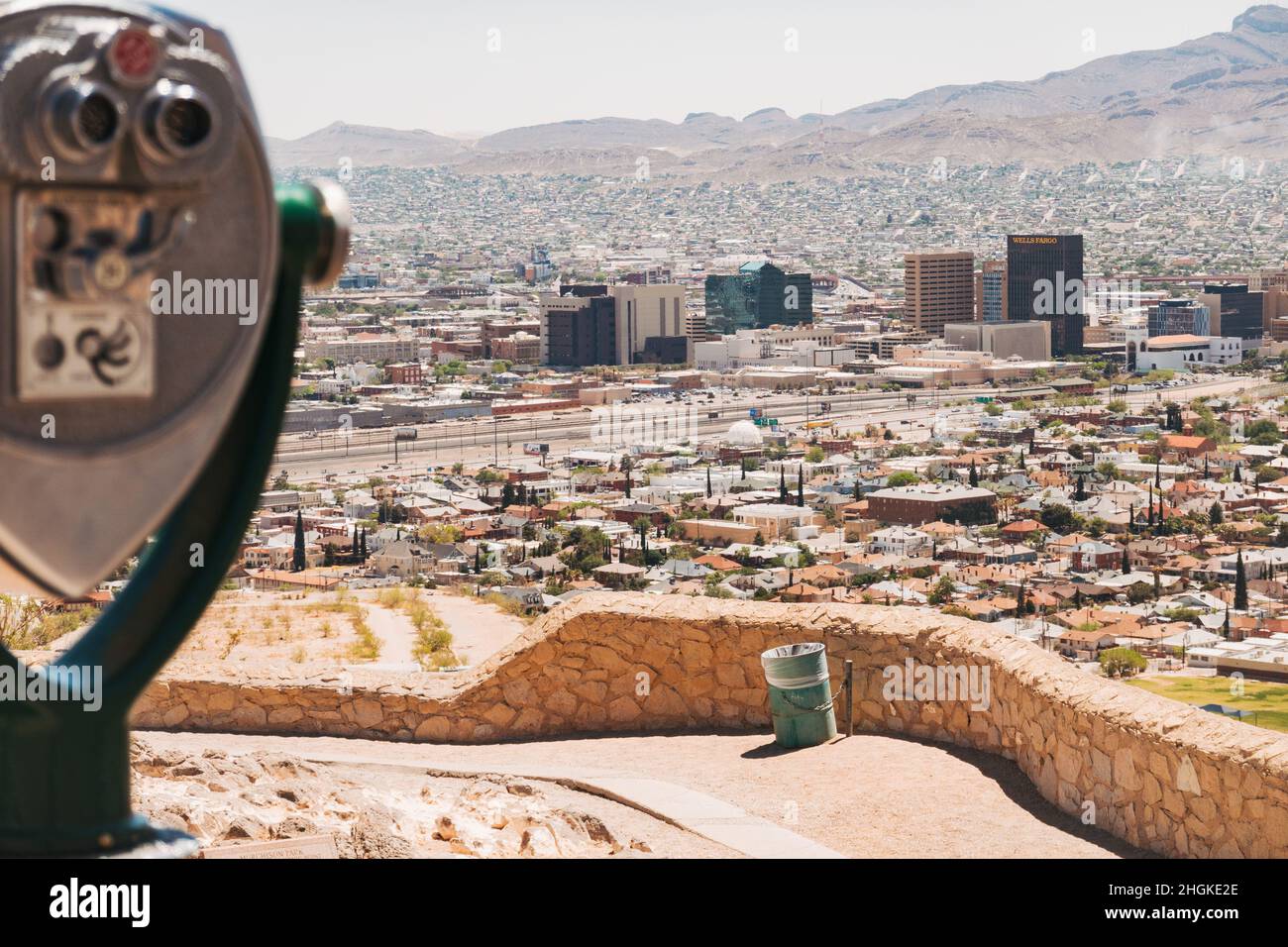 Montó binoculares en el Murchison Rogers Park, con vista a la ciudad de