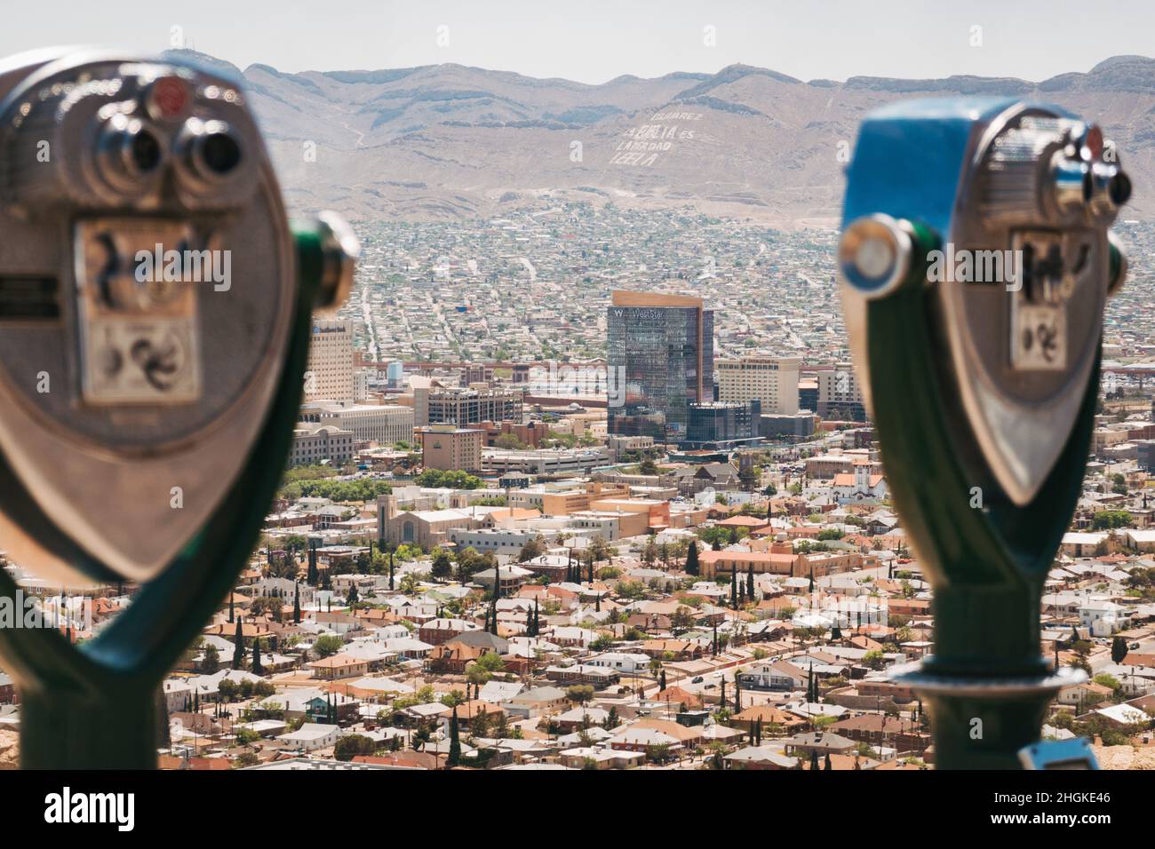 Montó binoculares en el Murchison Rogers Park, con vista a la ciudad de
