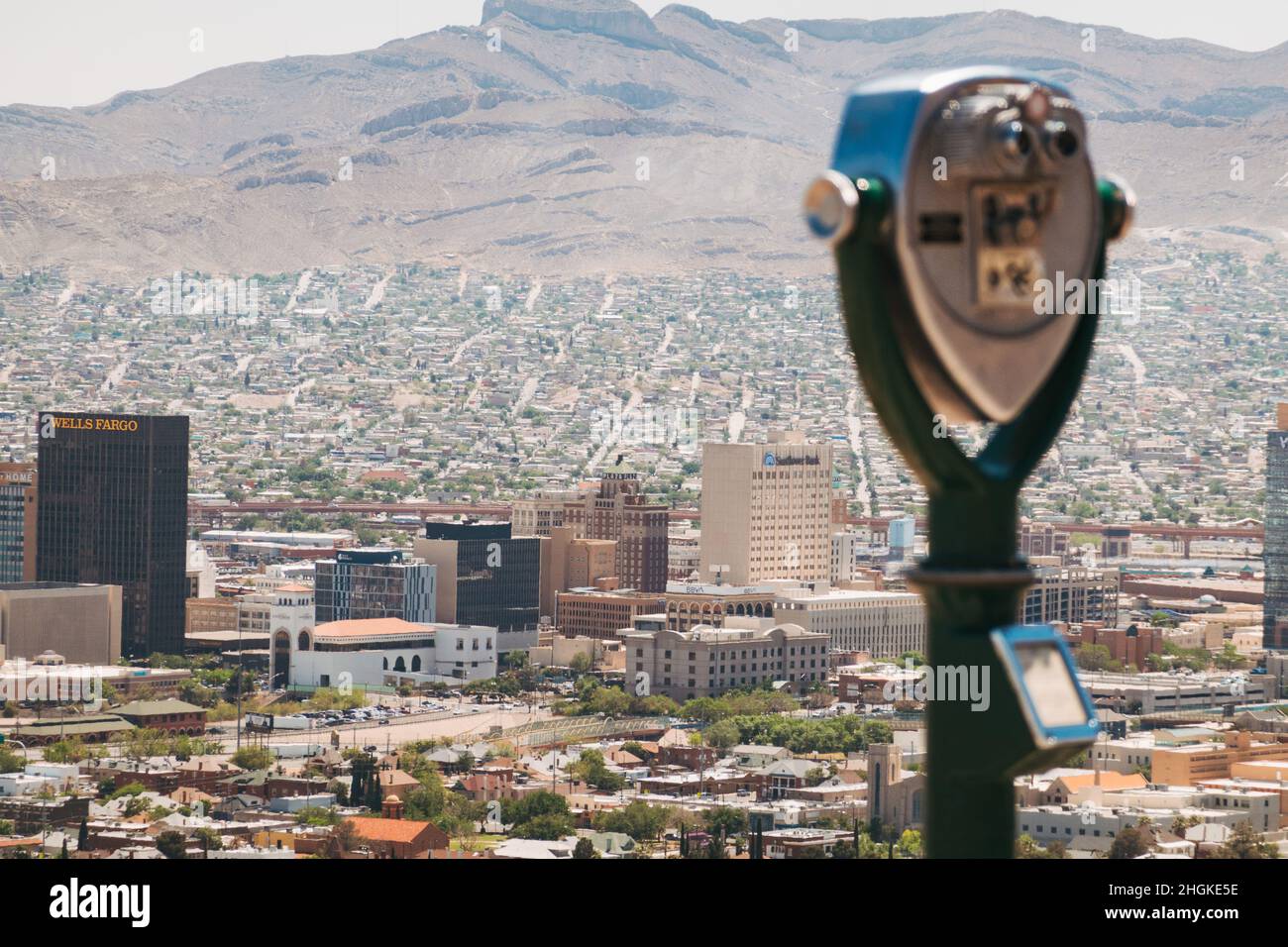 Montó binoculares en el Murchison Rogers Park, con vista a la ciudad de