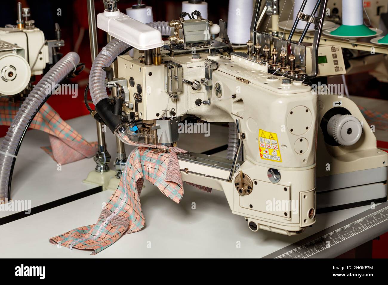 Máquina moderna de coser y overlock de alta tecnología closeup Fotografía  de stock - Alamy