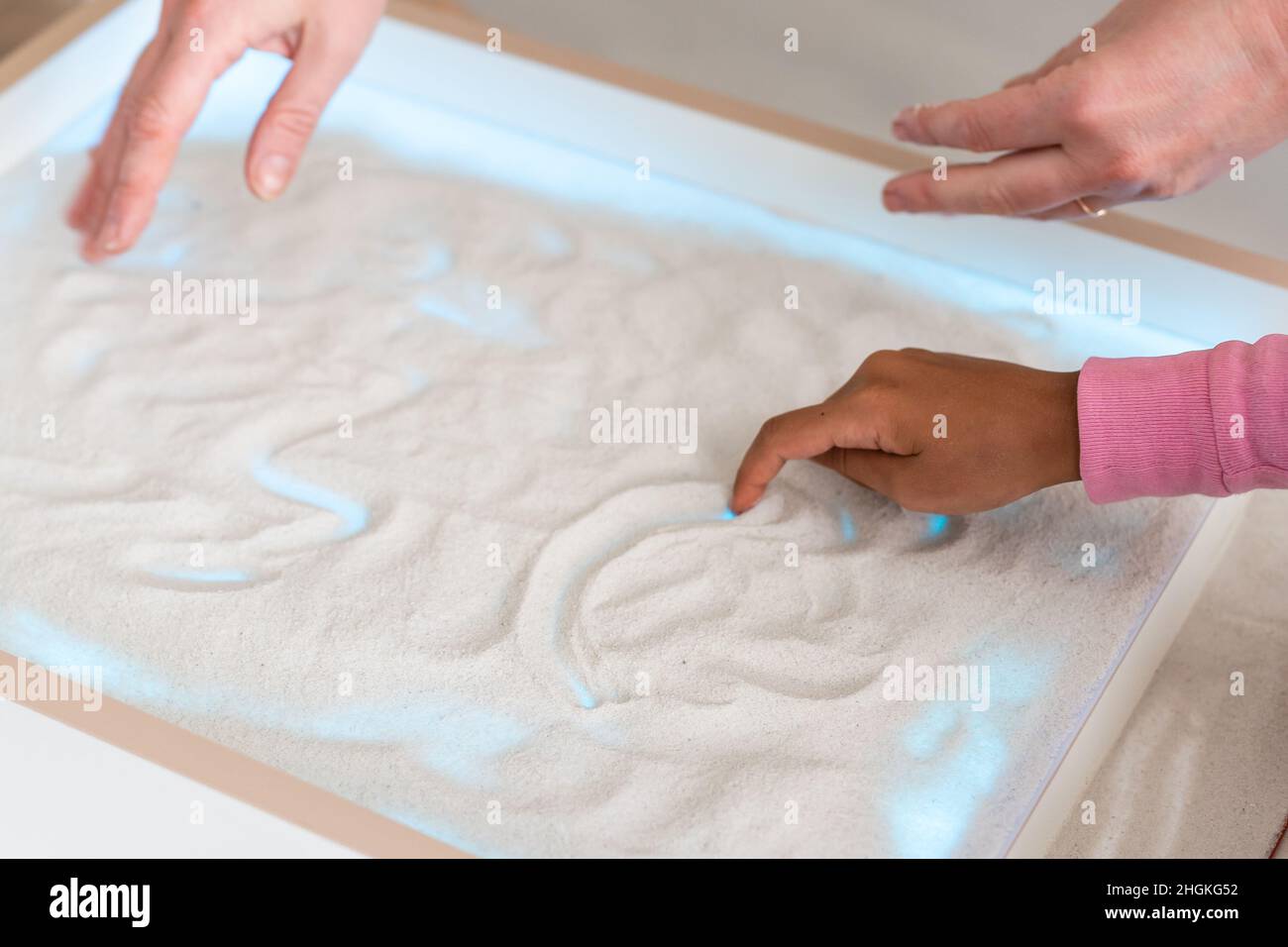 Los niños Pintura interactiva en la mesa de arena , animación de arena Foto de stock