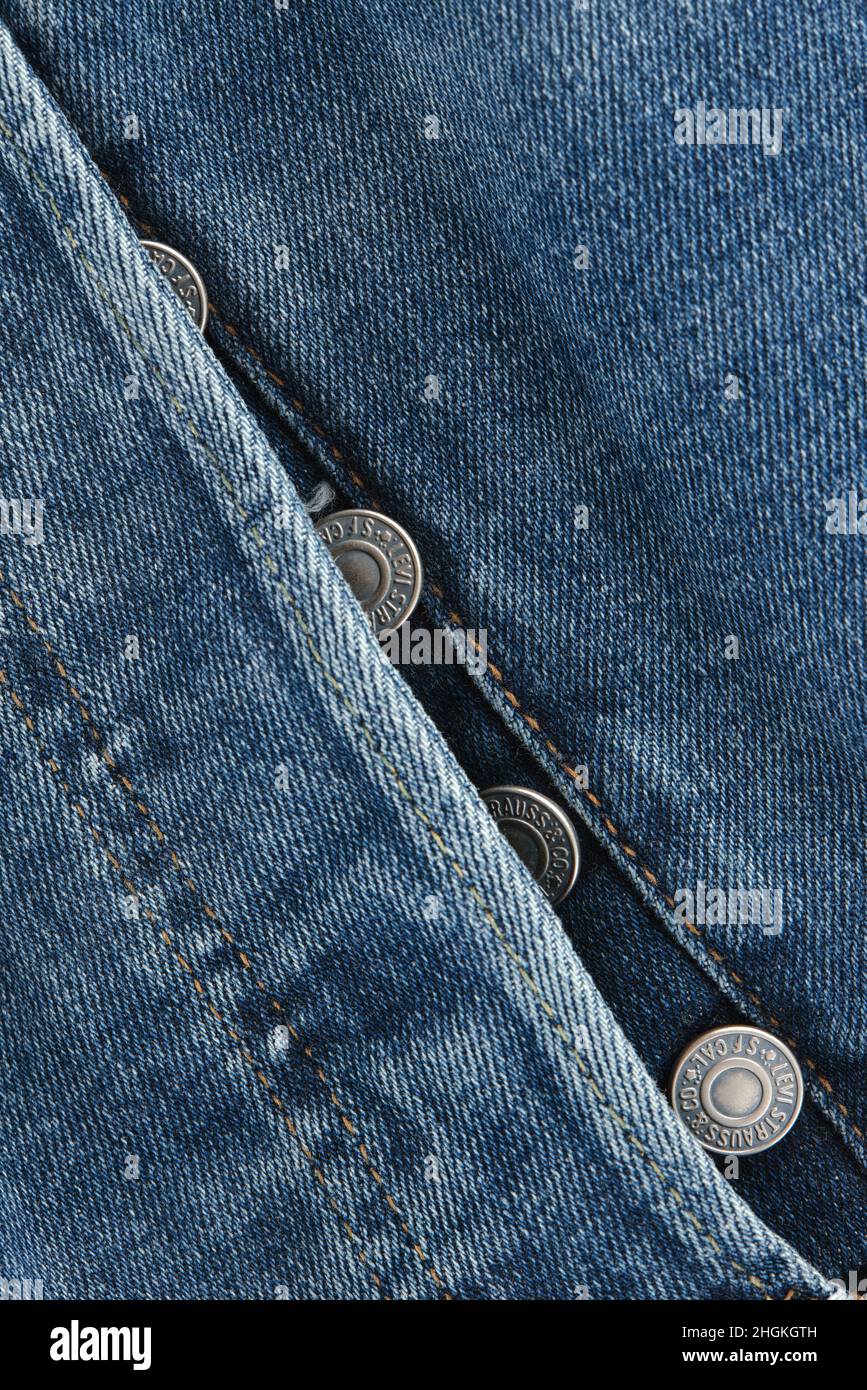 Primeros planos de los nuevos jeans LEVI'S 501. Primeros planos de los  botones y las costuras. Modelo clásico de vaqueros. LEVI'S es un nombre de  marca de Levi Strauss y Co, Found