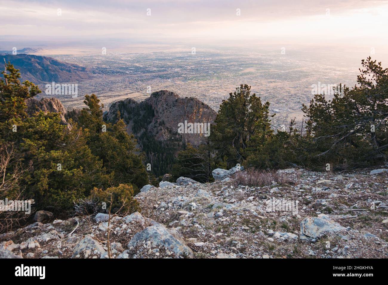 La ciudad de Albuquerque, Nuevo México, vista desde la cima de las montañas Sandia al atardecer Foto de stock