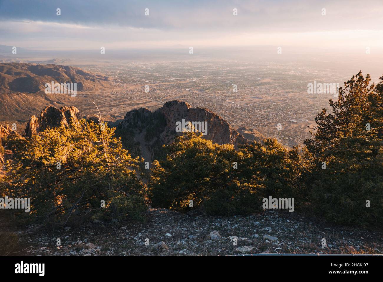 La ciudad de Albuquerque, Nuevo México, vista desde la cima de las montañas Sandia al atardecer Foto de stock