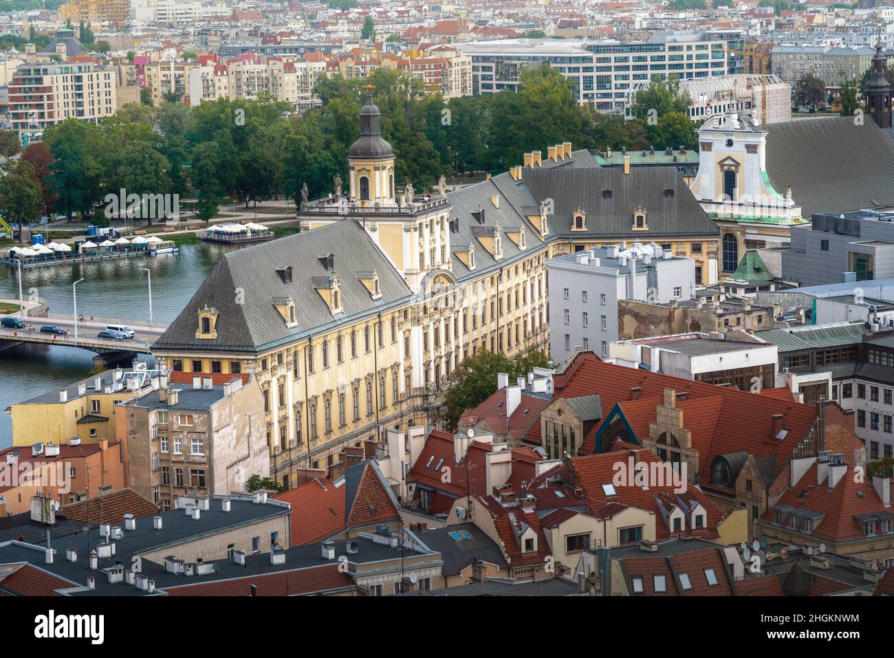 Vista aérea de la Universidad de Wroclaw y Collegium Maximum - Wroclaw, Polonia Foto de stock