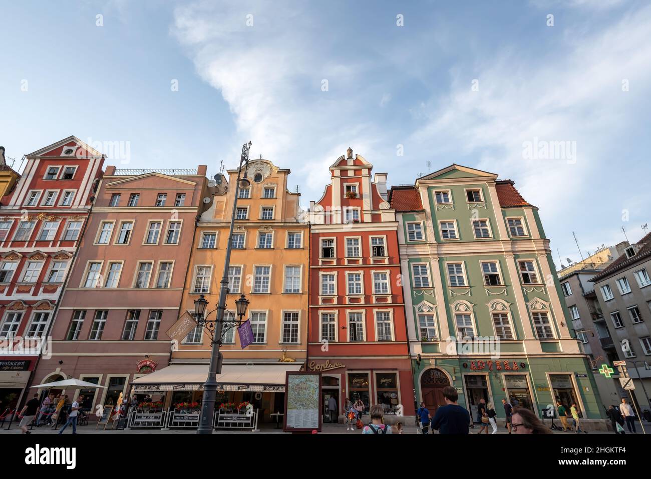 La colorida ciudad alberga edificios en Market Square (Rynek Square) - Wroclaw, Polonia Foto de stock